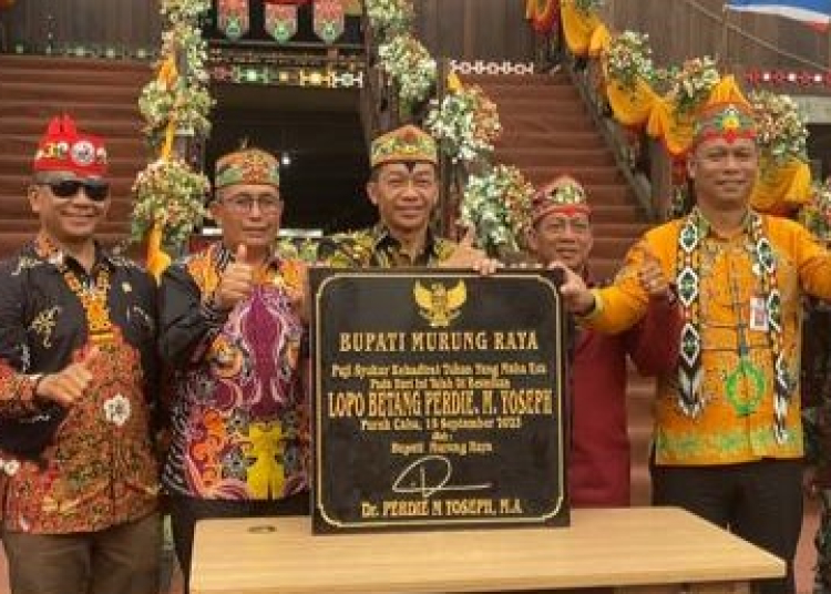 Bupati Murung Raya Perdie M Yoseph meresmikan pembangunan Lopo Betang Perdie M Yoseph yang berlokasi di jalan lintas kalimantan poros tengah (area bumi perkemahan puruk cahu) pada jumat, (15/9/2023). (foto: Istimewa)