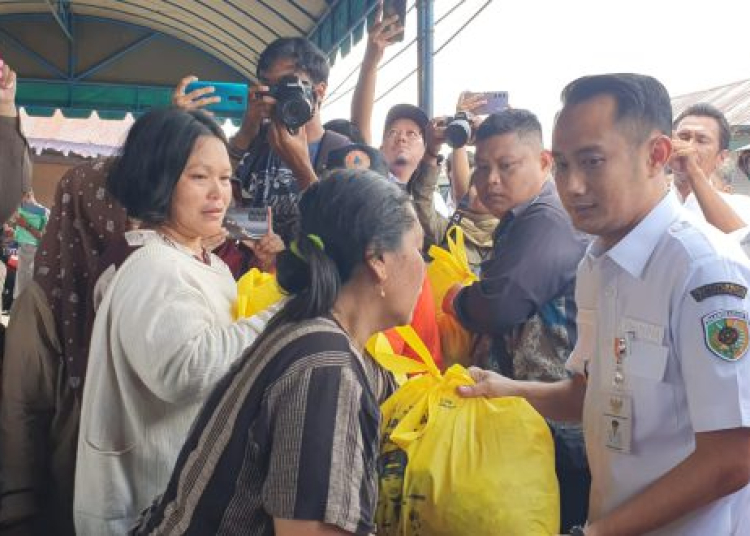 Walikota Palangka Raya, Fairid Nafarin, saat menyerahkan bantuan logistik kepada korban kebakaran Mendawai Ujung Palangka Raya, Selasa (12/9/2023). Foto : Im