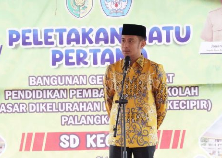 Wali Kota Palangka Raya, fairid Nafarin meletakan batu pertama pembangunan SD di Komplek Kecipir Jl Adonis Samad Palangka Raya