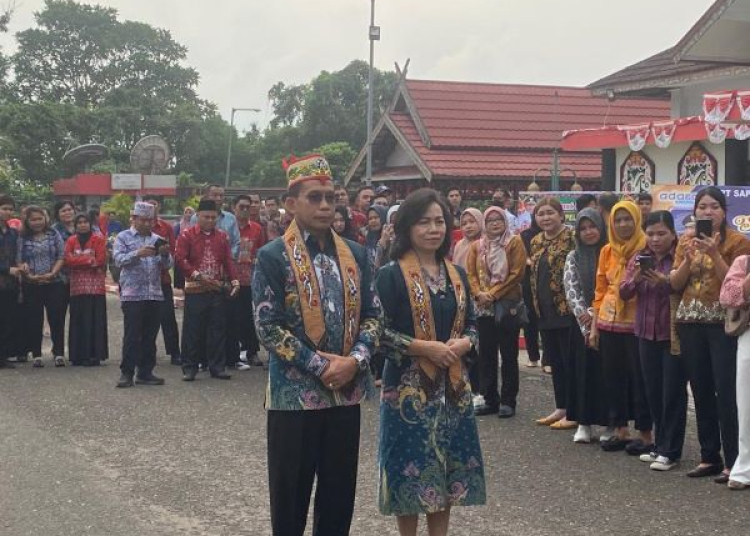 Pj Bupati Mura Hermon dan istri saat disambut jajaran Pemkab Murung Raya. (foto: Rosa)