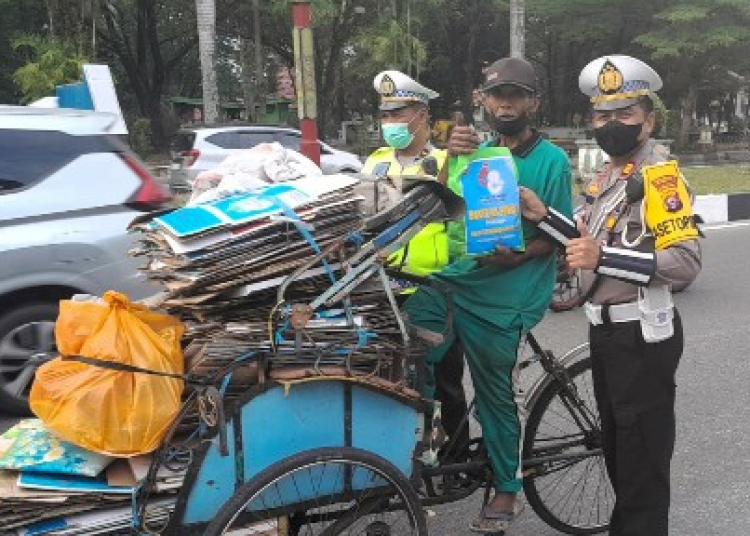 Penyaluran bansos oleh Satlantas Polresta Palangkaraya. (Foto; rizal)