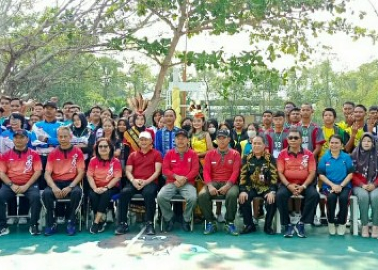 Foto bersama Volley Ball Tournament 10 SMADA  2023 secara resmi dibuka oleh Sekretaris Daerah Kab. Kapuas Drs. Septedy, M.Si, Jum'at pagi 29/09/2023. (foto: ucok)