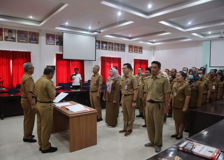 Inspektur Daerah Prov. Kalteng saat mengucapkan Ikrar Netralitas ASN dan diikuti oleh seluruh Pegawai ASN Inspektorat Daerah Prov. Kalteng. (Photo/chndr)