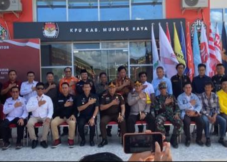 Bupati Mura Perdie M Yoseph foto bersama saat peresmian kantor KPU yang baru. (istiemwa)