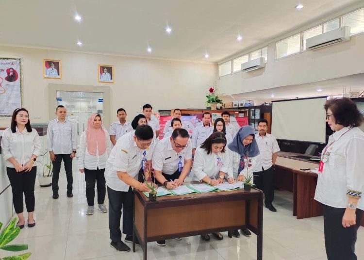 Penandatanganan Pakta Integritas oleh Seluruh Pejabat Administrator dan Pengawas Biro Organisasi. (Photo/dayah)