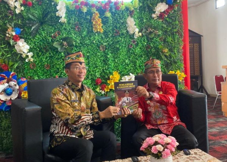 Bupati Murung Raya Perdie M Yoseph dan Wakil Bupati Mura Rejekinoor. (foto: Rosa)