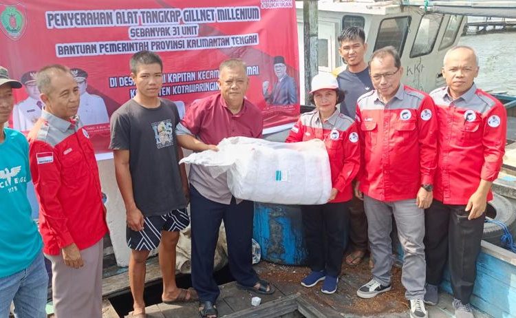 Penyerahan bantuan sarana perikanan tangkap bagi nelayan di Kab. Kobar. (Photo/ist)