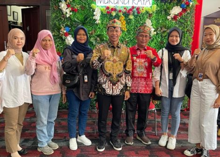 Bupati dan Wakil Bupati Mura foto bersama insan pers di Murung Raya. (foto: Istimewa)