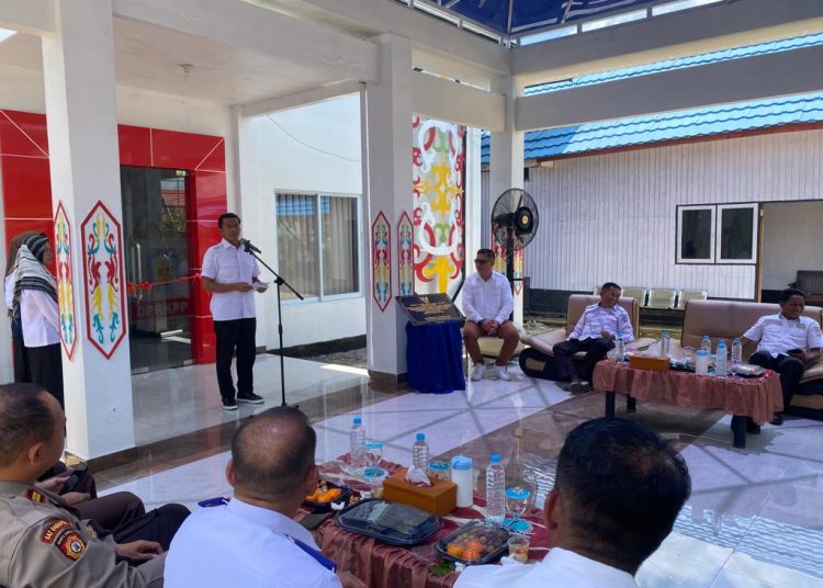 Bupati Murung Raya Perdie M Yoseph saat meresmikan gedung baru DPRKPP, (foto; Rosa)