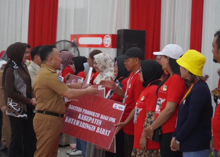 Gubernur Kalteng H. Sugianto Sabran didampingi Ketua TP-PKK Prov. Kalteng Ivo Sugianto Sabran saat menyerahkan bantuan produktif bagi UMK di wilayah barat Kalteng. (Photo/rizal)