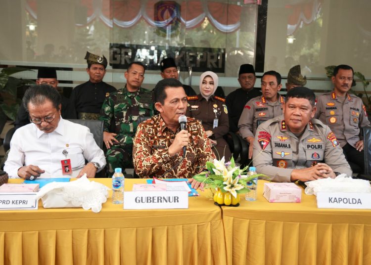 Gubernur Kepri H. Ansar Ahmad, S.E., M.M saat menggelar konferensi pers di Gedung Graha Kepri pada Selasa (12/9/23). (Photo/ist)