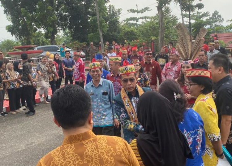 Pj Bupati Mura Hermon dan istri saat disambut hangat jajaran ASN . (foto: Rosa)