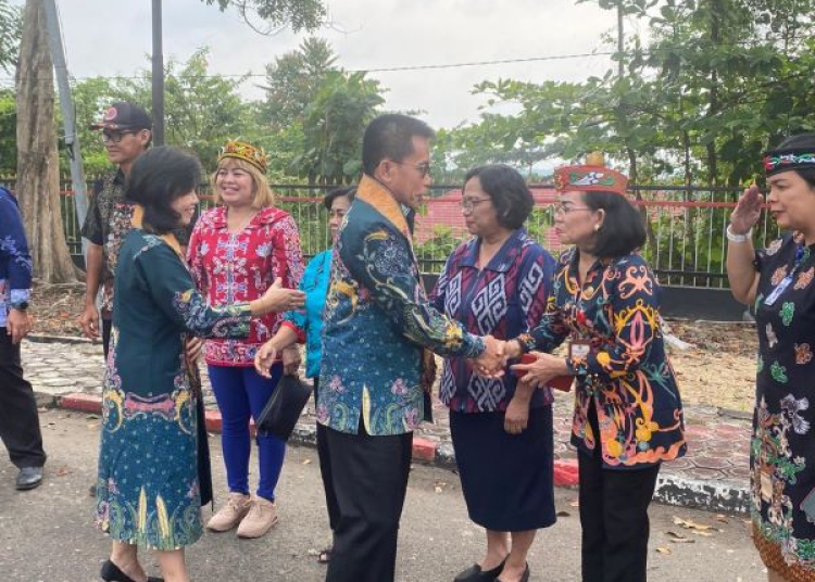 Pj Bupati Mura dan istri saat acara penyambutan. (foto: Rosa)