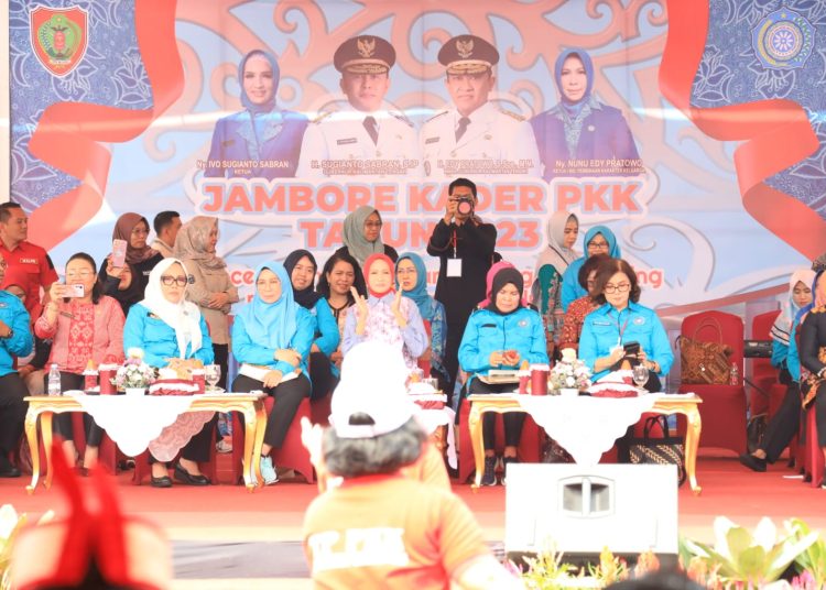 Ketua TP PKK Prov. Kalteng Ivo Sugianto Sabran menyaksikan parade jambore kader PKK. (Photo/fery)