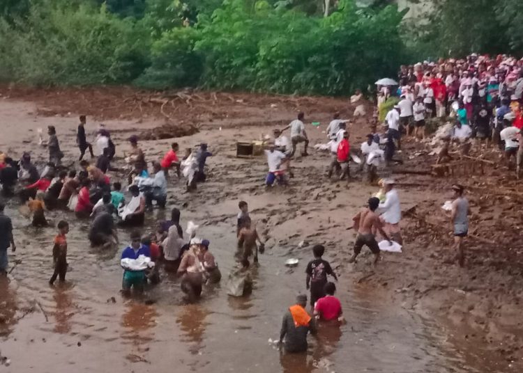 Ribuan orang hadiri upacara Ngaben yang diselenggarakan masyarakat Hindu Bali di Desa Basarang Jaya, Kecamatan Basarang Kabupaten Kapuas, Provinsi Kalimantan Tengah pada Selasa 21/09/2023. (foto: ucok nasution)