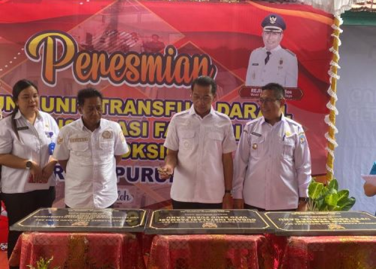 Bupati Murung Raya, Perdie M Yoseph  saat meresmikan Gudang Farmasi dan Rumah Oksigen UPTD RSUD Puruk Cahu yang berlangsung di halaman UPTD RSUD Puruk Cahu, Rabu (20/9/2023). (foto: Rosa)