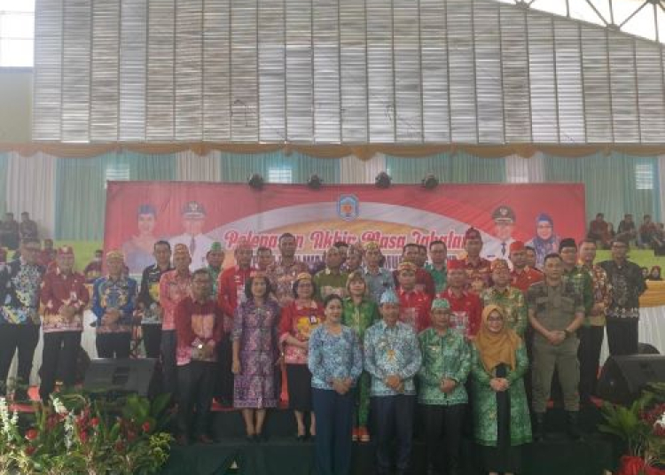 Foto bersama saat acara perpisahan dan pelepasan Bupati dan Wakil Bupati Murung Raya. (foto: Rosa)