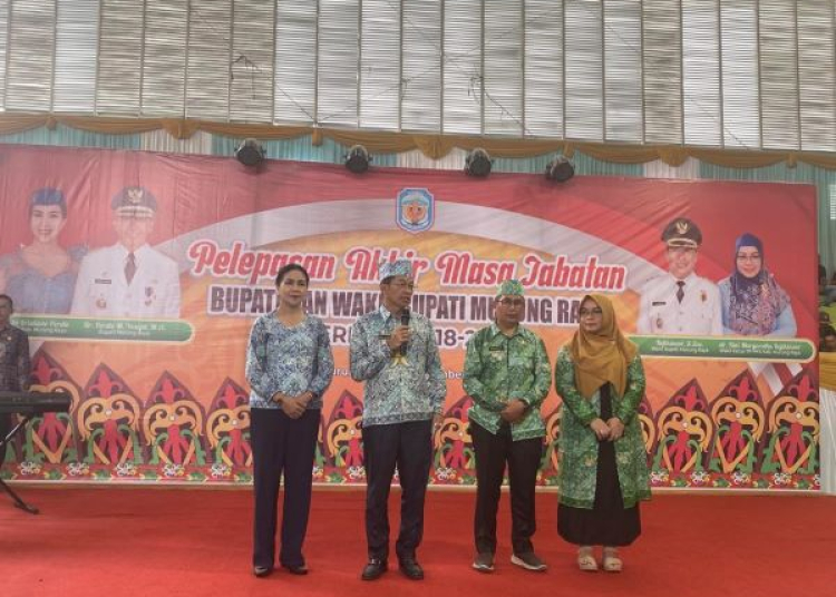 Bupati Murung Raya, Perdie M Yoseph dan istri beserta wakilnya Reijikinoor dan istri berpamitan kepada para ASN dan Tenaga Kontrak yang berkerja di Kabupaten Murung Raya. Kegiatan ini berlangsung haru dan khitmad di GOR TMTL Puruk Cahu pada Kamis (21/9/2023). (foto: Rosa)