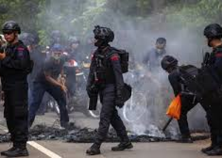 Konflik tanah rempang antara masyarakat melayu dengan aparat tidak terhindari. (Photo/ist)