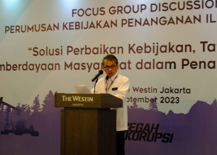 Yudi Purnomo Anggota selaku Satgasus menyampaikan materi pada Focus Group Discussion (FGD) Perumusan Kebijakan Penanganan Illegal Drilling. (Photo/ist)