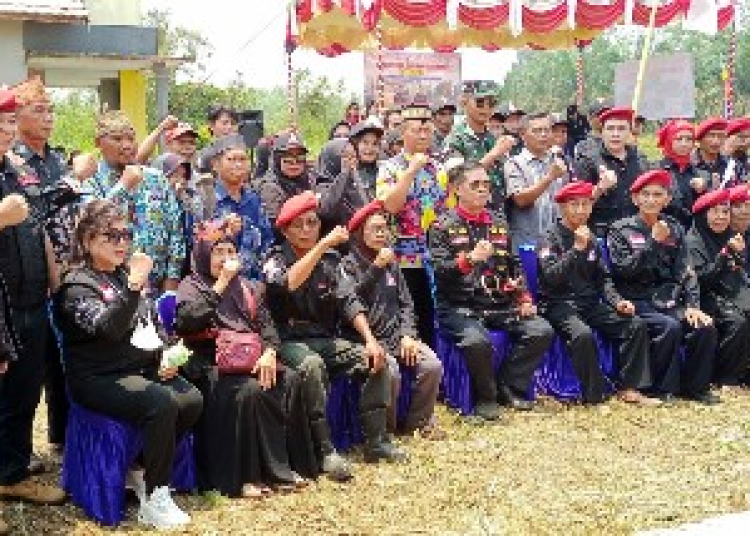 Panglima Barisan Pertahanan Masyarakat Adat Dayak (Batamad) Kalimantan Tengah  Yuandrias, Dlpi, PSC, MA, melantik dan mengukuhkan Komandan Zona Domisili Kecamatan Kapuas Murung Suwansyah, S.Pd.  Sabtu 07/10/2023. (Ist)