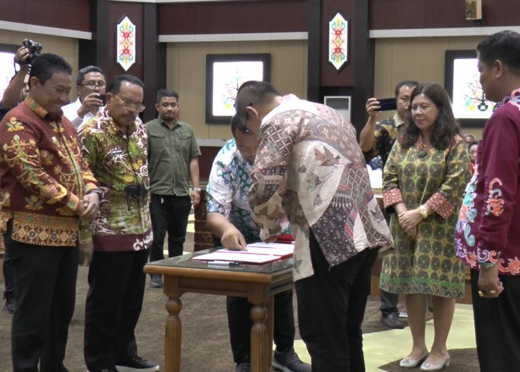 Gubernur Kalteng H. Edy Pratowo dan Sekda H. Nuryakin menyaksikan langsung Perjanjian Kerja Sama FPKMS antara PT Sinar Mas Group dengan Pengurus dan Pengawas Koperasi Pelangi Danau Seluluk Seruyan. (Photo/ivan)