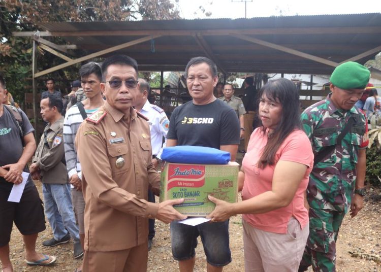 PJ Bupati Mura saat menyerahkan bantuan. (foto: Rosa)