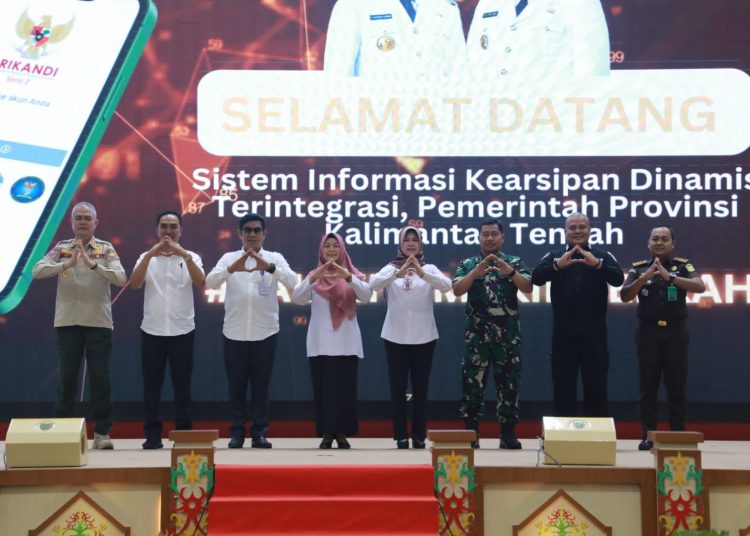 Asisten Ekbang Setda Prov. Kalteng Sri Widanarni photo bersama dengan Kepala Perangkat Daerah terkait. (Photo/feri)