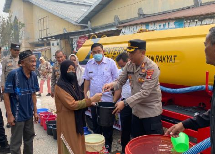 Kegiatan penyaluran air bersih kepada warga yang bermukim di kawasan Jalan Mendawai, Kota Palangka Raya, Kalimantan Tengah, yang kali ini dipimpin oleh Wakapolresta, AKBP Andiyatna, S.I.K., M.H., Rabu (4/10/2023). (foto: istimewa)