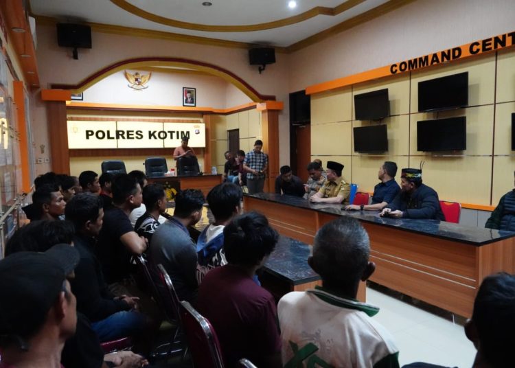 Gubernur Kalteng H. Sugianto Sabran dan Ketua DAD Kalteng H. Agustiar Sabran saat melakukan mediasi di Mapolres Kotim terkait peristiwa berdarah di Desa Bangkal, Seruyan. (Photo/doni)