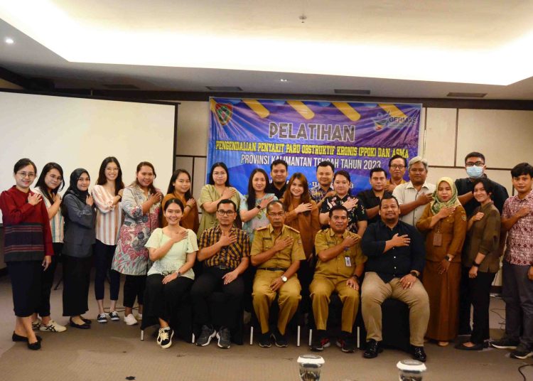 Kepala Dinas Kesehatan Prov. Kalteng Suyuti Syamsul melakukan photo bersama dengan seluruh peserta Pengendalian Paru Obstruktif Kronis dan Asma. (Photo/fery)