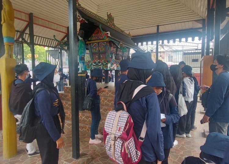 Antusias peserta belajar sejarah di Sandung Ngabe Soekah, salah satu tokoh di desa Pahandut. (Photo/kristini)