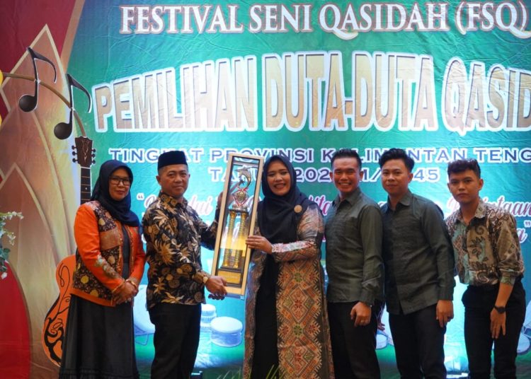 Plt. Kepala Biro Kesra Setda Prov. Kalteng Ahmad Pahruka mewakili Gubernur Kaltenga saat menyerahkan Tropy kepada perwakilan Kbupaten Murung Raya yang berhasil meraih Juara Umum Festival Seni Qasidah ke X tingkat Provinsi Kalteng tahun 2023. (Photo/agung)