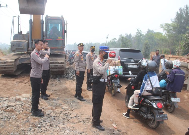 Wakapolda Kalteng saat turut mengatur lalu lintas di Desa Tanjung Taruna. (foto: humas Polda Kalteng)