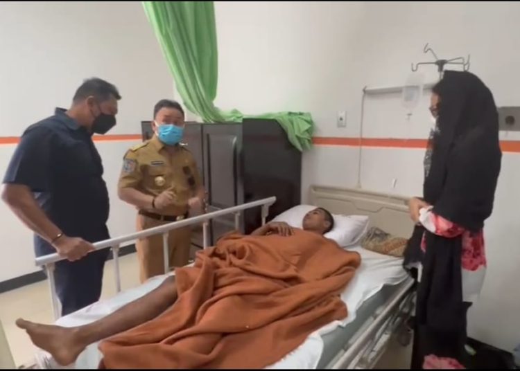 Gubernur Kalteng Sugianto Sabran dan rombongan tengah mengunjungi korban kerusuhan yang tengah dirawat di RSUD Doris Sylvanus Pangka Raya. (Photo/levri)