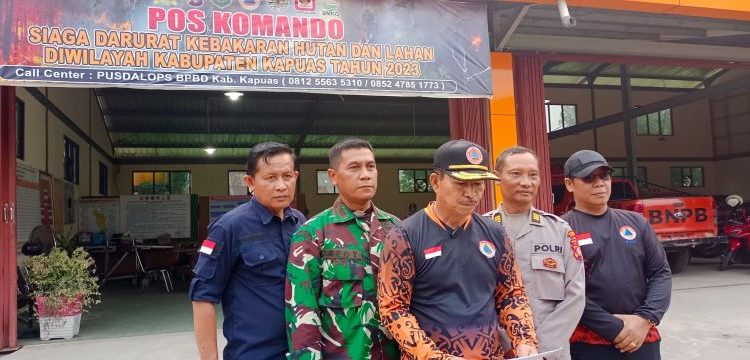 Kepala Pelaksana BPBD Kabupaten Kapuas Panahatan Sinaga dalam  konferensi pers Selasa Sore (3/10). (foto: ucok)