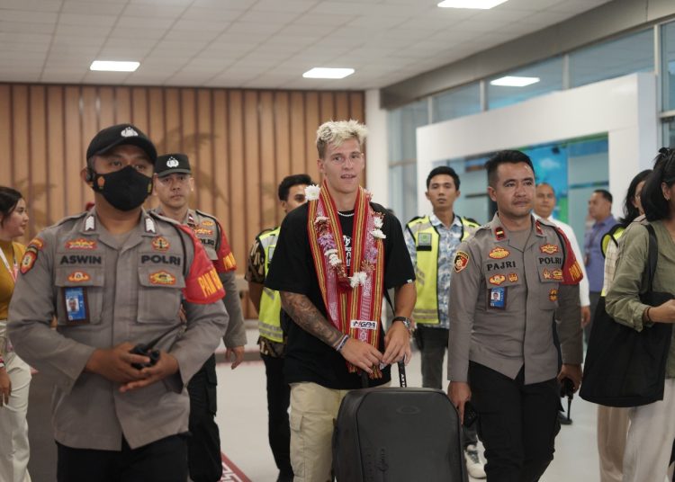 Beberapa pembalap Pertamina Grand Prix of Indonesia 2023 mulai berdatangan melalui Bandara Internasional Lombok. (Photo/ist)