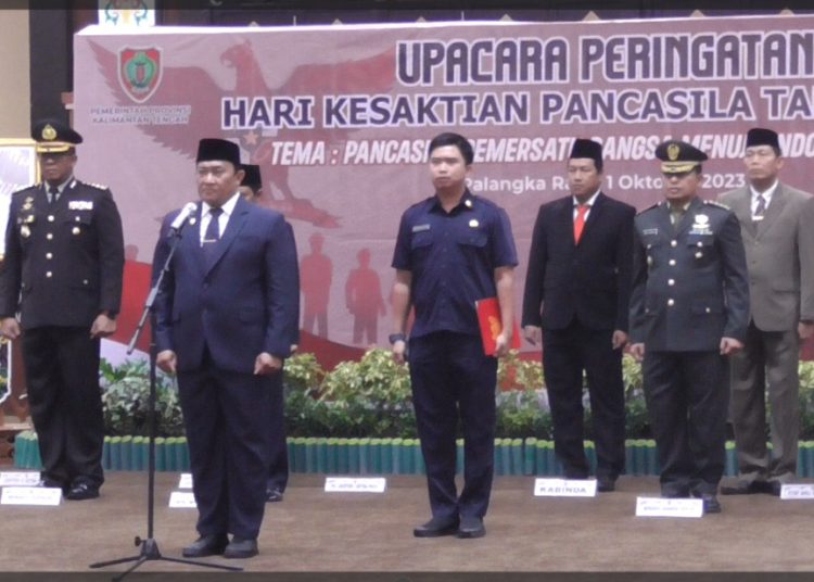 Wagub Kalteng H. Edy Pratowo saat memimpin Upacara Peringatan Hari Kesaktian Pancasila, di Aula Jayang Tingang, Kantor Gubernur Kalteng. (Photo/ivan)