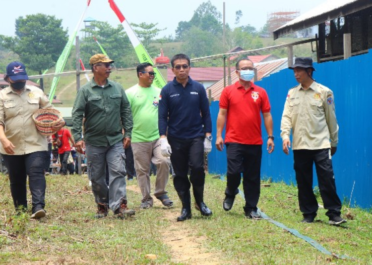 Pejabat Bupati Murung Raya Hermon, mengikuti acara panen perdana ayam pedaging dan juga ayam petelur di ranch ternak dinas pertanian dan pertenakan di desa muara sompoi, Jl. Bhayangkara Kab. Murung Raya pada Jumat (6/10/2023). (foto: diskominfo Mura)