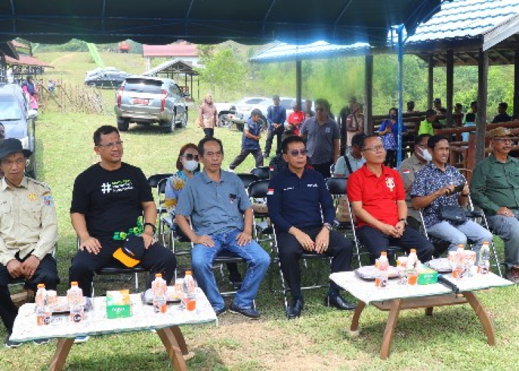 Pj Bupati Mura Hermon saat menghadiri acara panen perdana Ayam Pedaging dan Ayam Petelur. (foto: Diskominfo Mura)