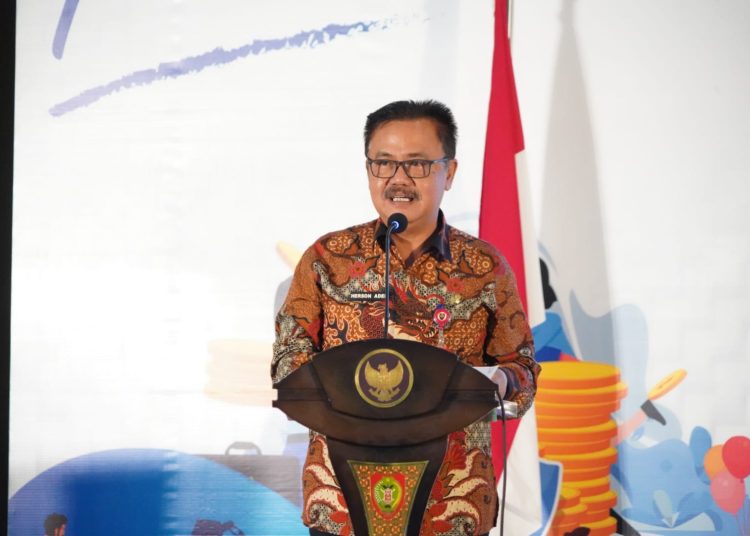 Plh. Asisten Pemerintahan dan Kesra Setda Prov. Kalteng Herson B. Aden saat membacakan sambutan. (Photo/tomy)