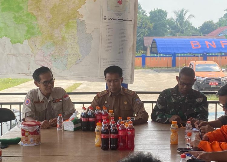 Pj Bupati Mura Hermon saat memimpin Rakor Karhutla. (foto: Rosa)