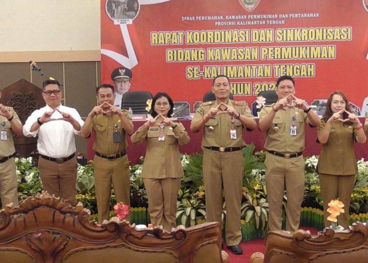 Sahli Gubernur Bidang Ekonomi, Keuangan dan Pembangunan Yuas Elko photo bersama dengan Plh. Disperkimtan Prov. Kalteng Flederick dan narasumber. (Photo/ivan)