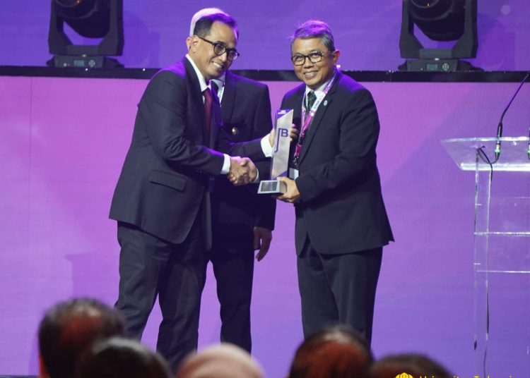 Rektor Universitas Indonesia (UI) Prof. Ari Kuncoro, S.E., M.A., Ph.D saat menerima Penghargaan Apresiasi Kemitraan dari Kementerian Perhubungan Republik Indonesia (RI). (Photo/ist)