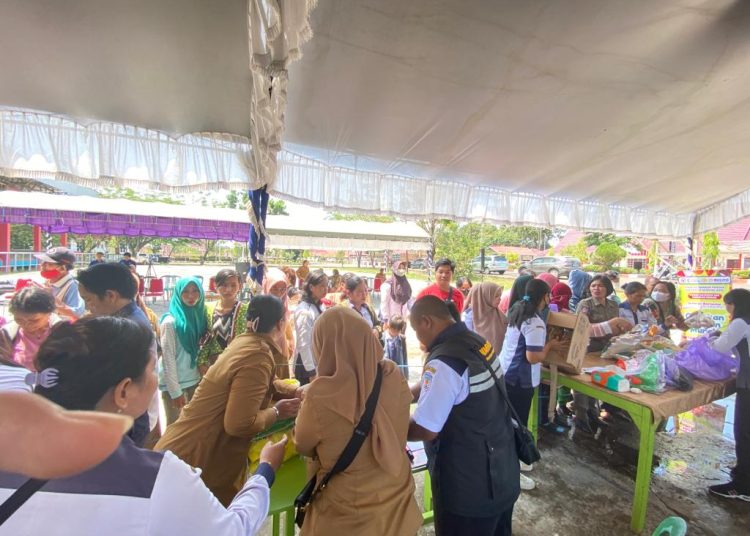 Dinas Ketahanan Pangan (DKP) Murung Raya melaksanakan kegiatan Gerakan Pangan Murah (GPM) dalam rangka memperingati hari Pangan Sedunia di Stadion Mini Kota Puruk Cahu, pada Senin (16/10/2023). (foto: rosa)