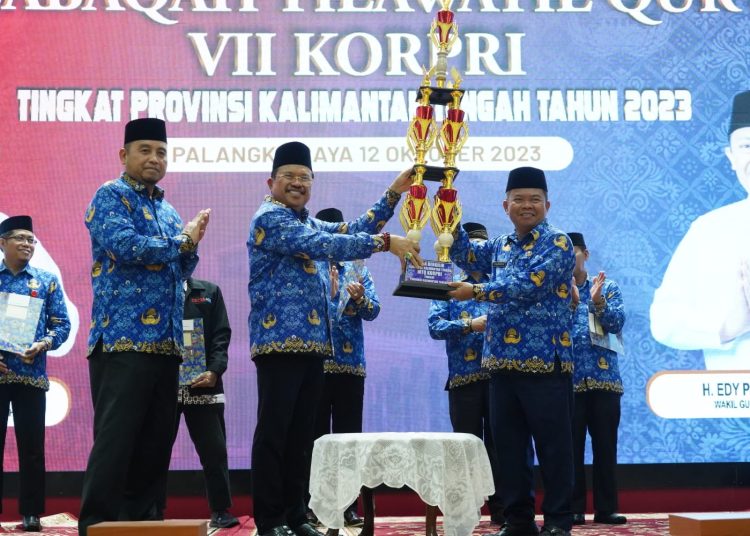 Sekda H. Nuryakin saat menyerahkan Piala Bergilir Gubernur Kalteng kepada juara umum terbaik pada MTQ KORPRI Tingkat Prov. Kalteng Tahun 2023. (Photo/agung)