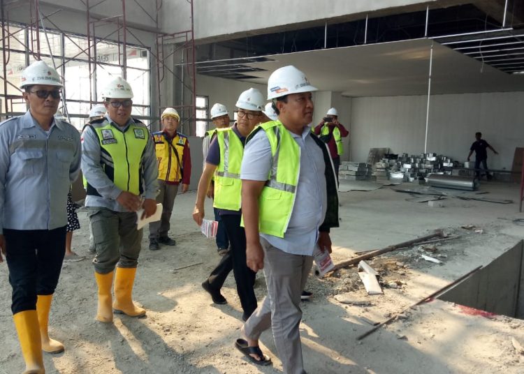 Wakil Gubernur Kalteng H. Edy Pratowo saat meninjau progres pembangunan RSUD di Kecamatan Hanau. (Photo/apul)