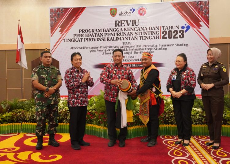 Wakil Gubernur Kalteng H. Edy Pratowo saat membuka secara resmi kegiatan Review Program Bangga Kencana dan Percepatan Penurunan Stunting Kalteng Tahun 2023 ditandai dengan Penabuhan Katambung. (Photo/iksan)