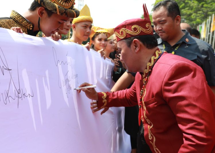 Wagub Kalteng Edy Pratowo saat menandatangani Komitmen pada Peringatan HSP ke 95 Tahun 2023. (Photo/ferry)