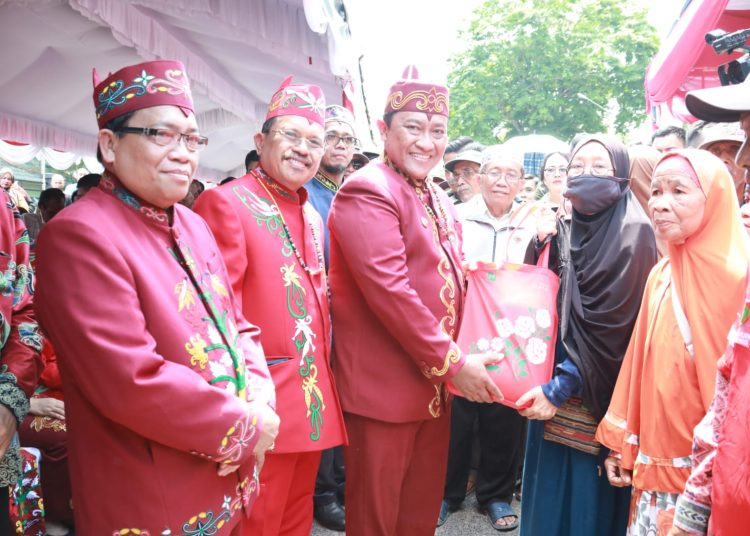 Wagub Kalteng Edy Pratowo menyerahkan paket sembako secara simbolis kepada masyarakat Kabupaten Kapuas. (Photo/ferry)